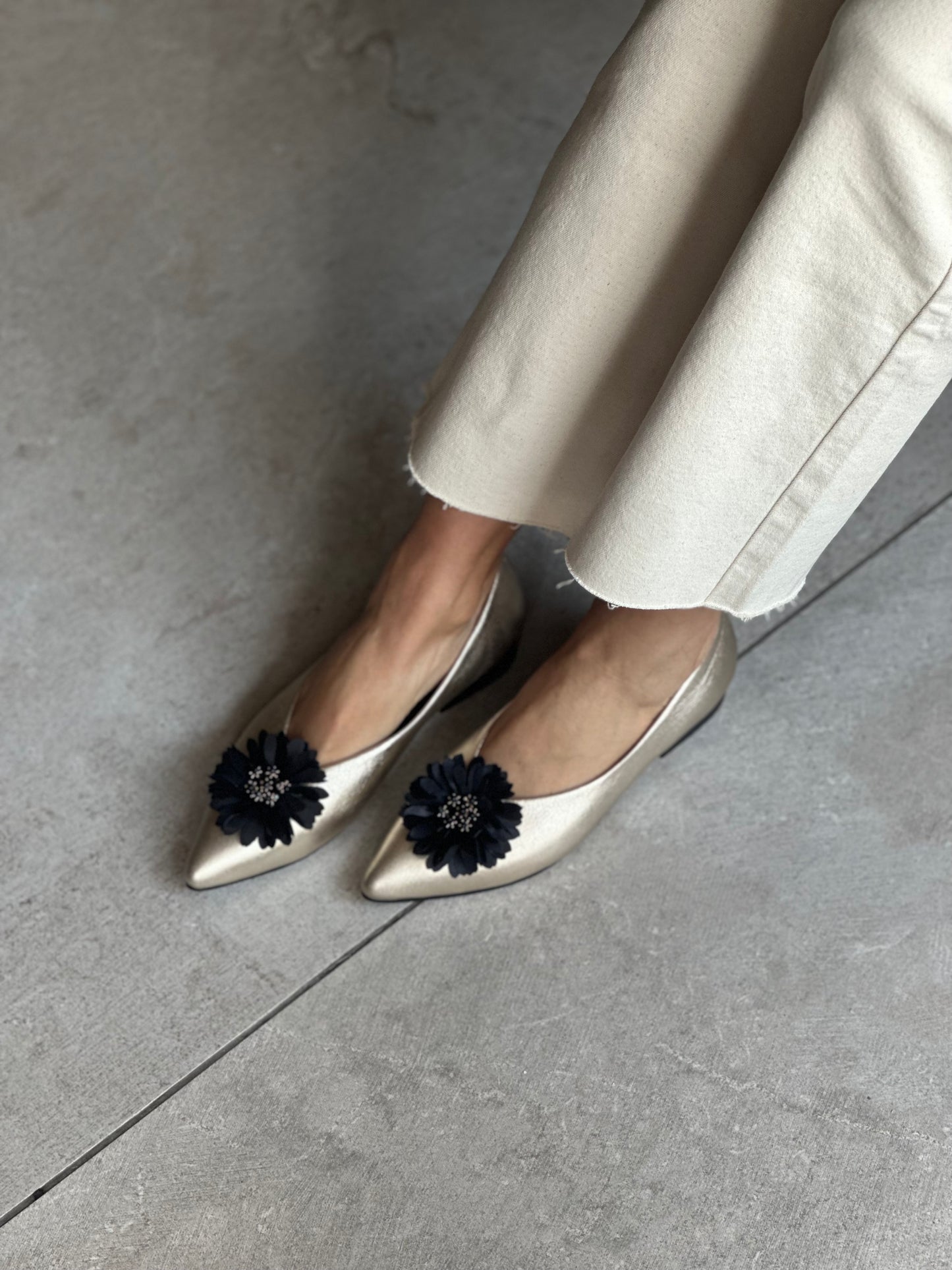 FLOR ZAPATO DORADO